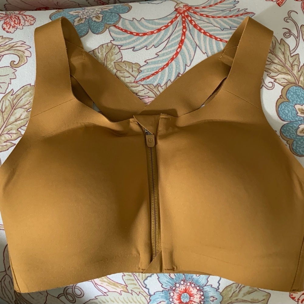 Lululemon ENLITE bra, Athletica, sports bra. 32D, front zip.